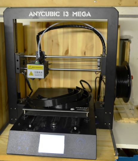Grundgestelle für Gesichtsmasken im Druckbett des 3D-Druckers