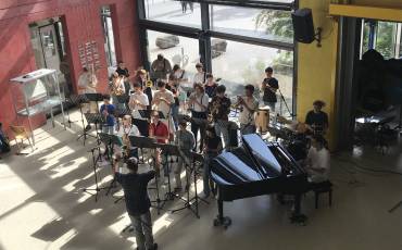 Das Kammerensemble mit ehemaligen Schüler*innen und Schülern sorgt für Stimmung zu Beginn des Schulfests, Foto: M.Negele