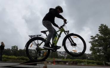 Mountainbiken im Schulhof, Foto: M.Negele