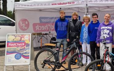 Freuen sich über den RadCHECK vor dem Gymnasium Remchingen: Andrea Wexel vom Landratsamt und Schulleiterin Sandra Benner (2. und 3. von links).
 
Foto: Enzkreis, Fotograf: Jochen Oppel