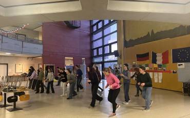 Vorbereitung beim Tanzkurs in der Aula